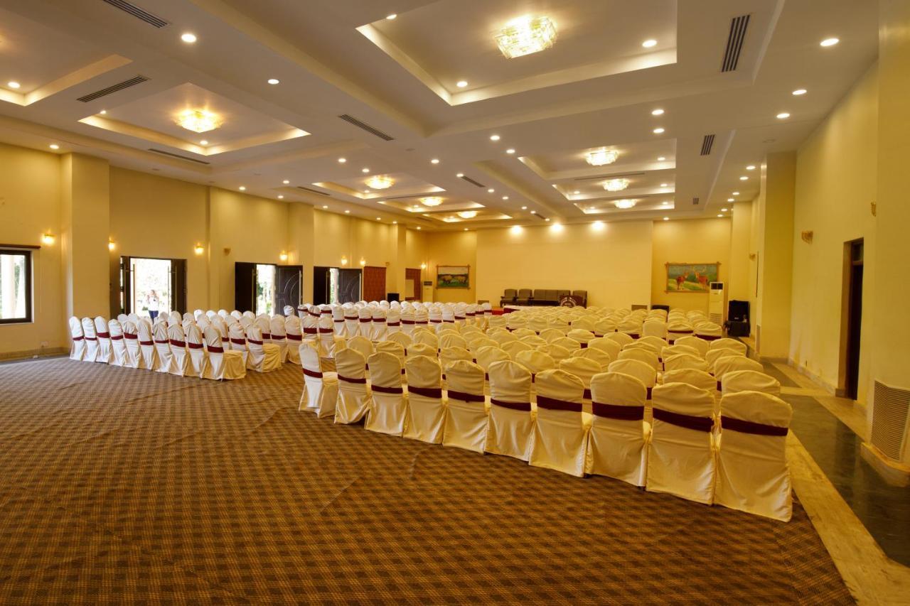 Chitwan Paradise Hotel Саураха Экстерьер фото