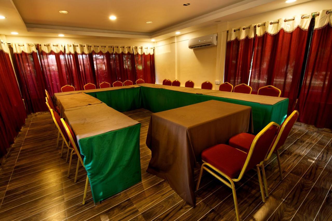 Chitwan Paradise Hotel Саураха Экстерьер фото