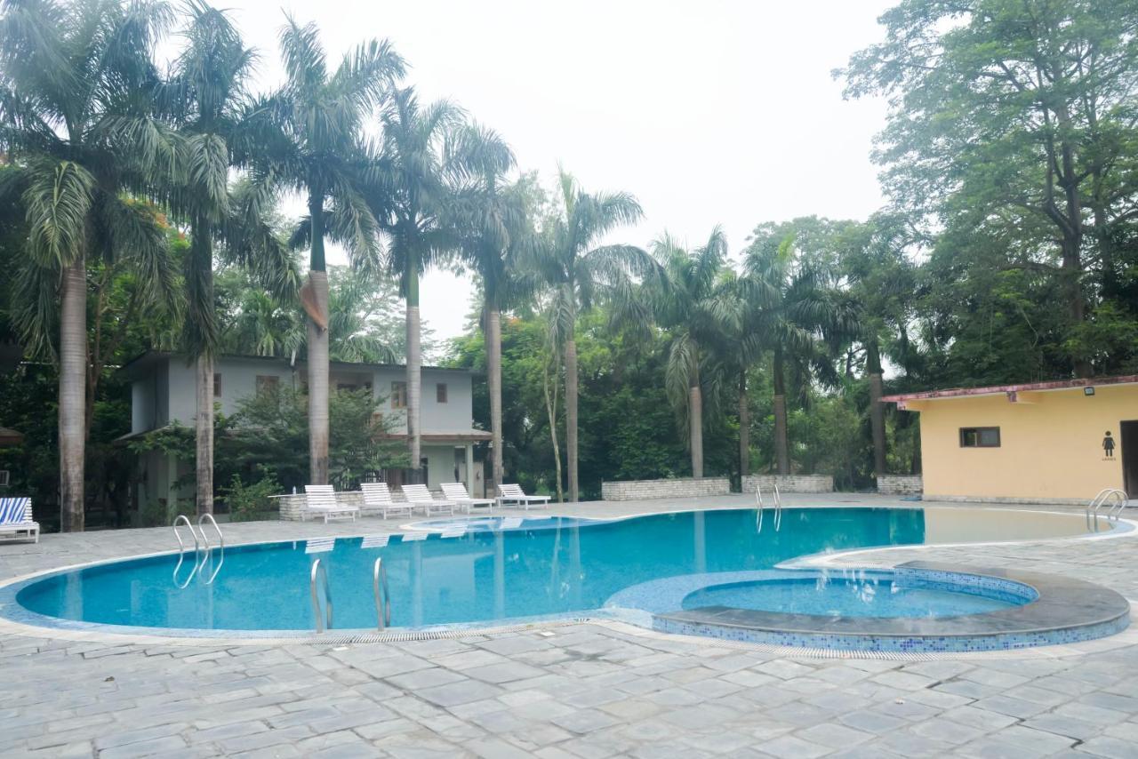 Chitwan Paradise Hotel Саураха Экстерьер фото