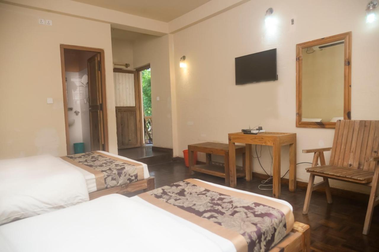 Chitwan Paradise Hotel Саураха Экстерьер фото
