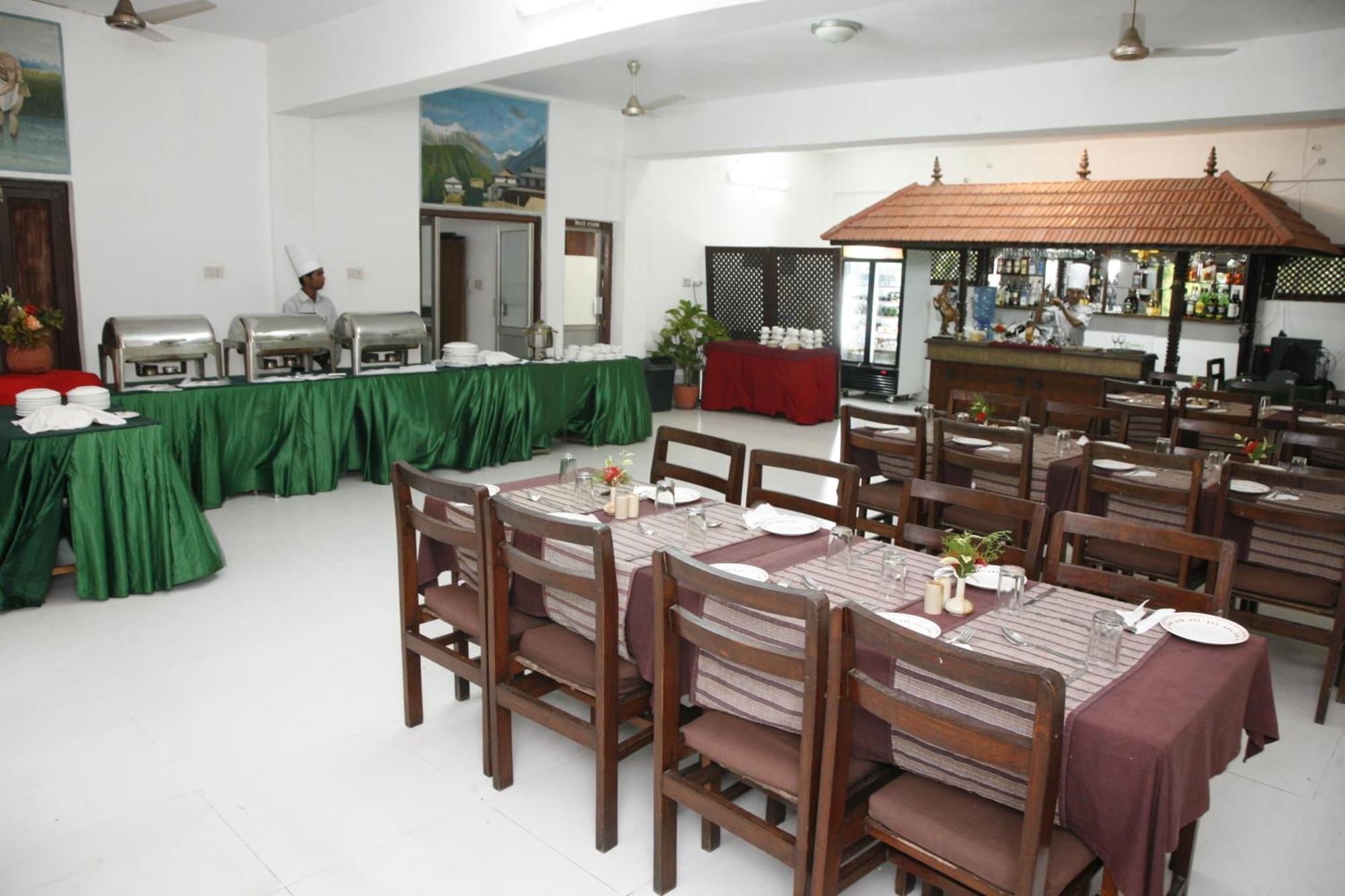 Chitwan Paradise Hotel Саураха Экстерьер фото