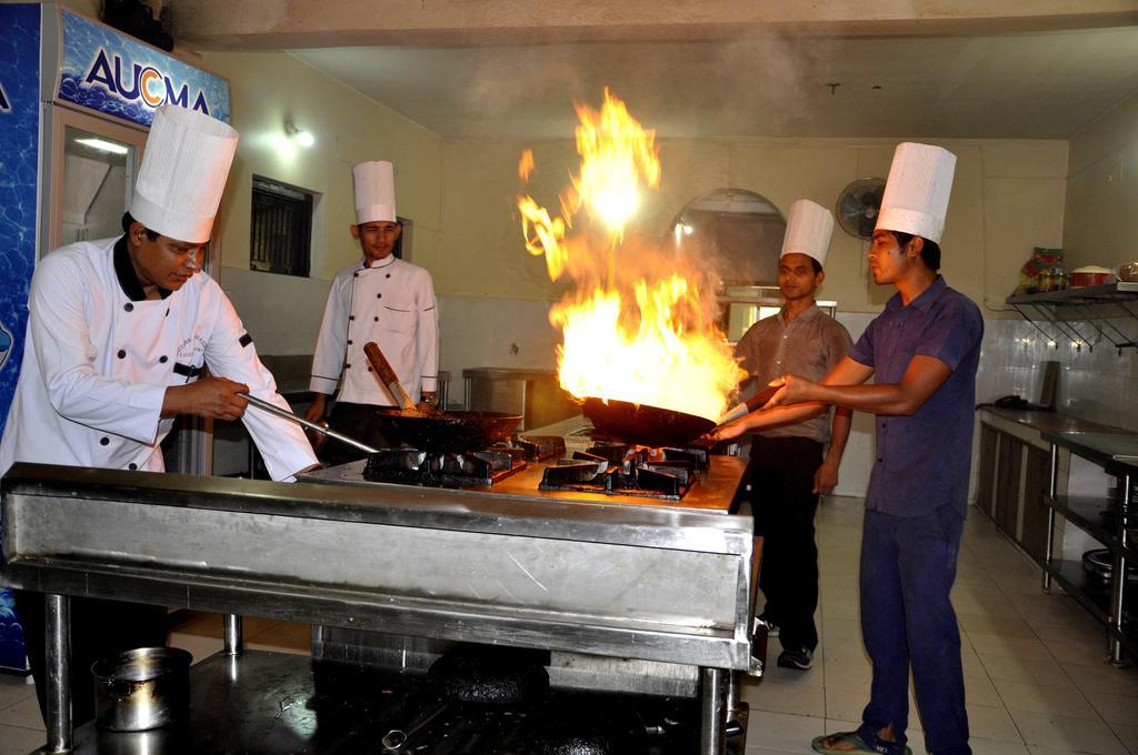 Chitwan Paradise Hotel Саураха Экстерьер фото