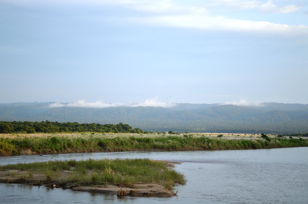 Chitwan Paradise Hotel Саураха Экстерьер фото