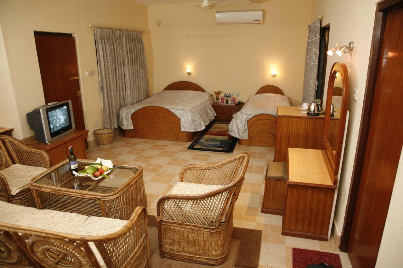 Chitwan Paradise Hotel Саураха Экстерьер фото