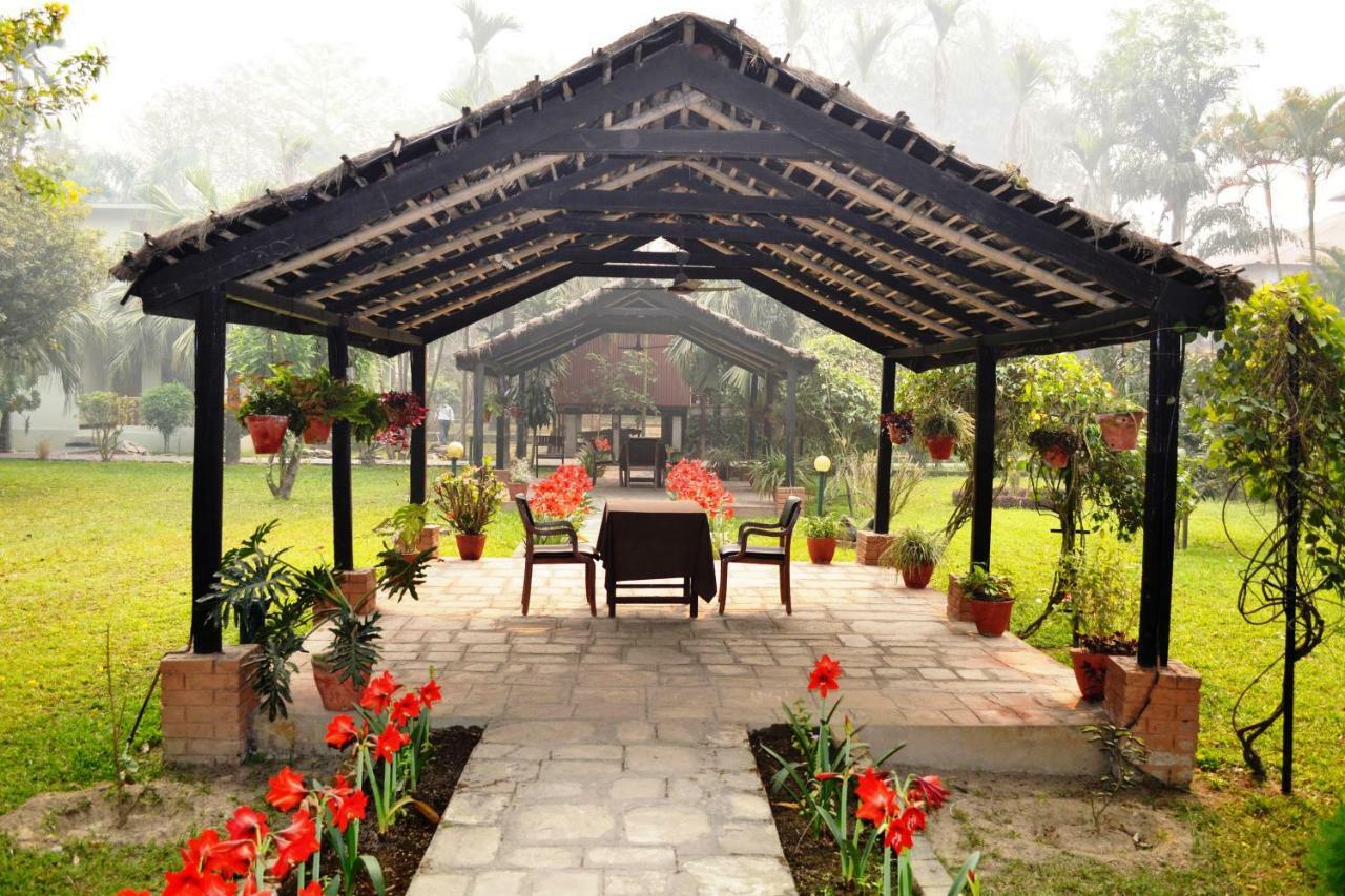 Chitwan Paradise Hotel Саураха Экстерьер фото