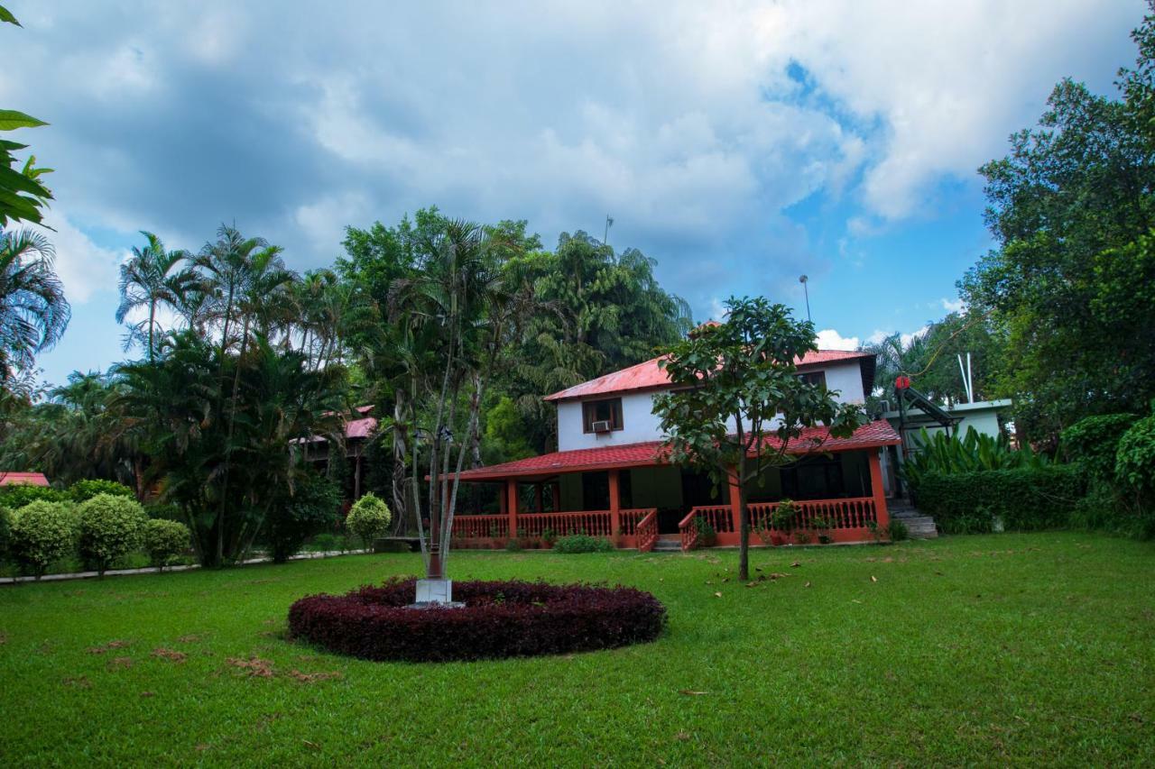 Chitwan Paradise Hotel Саураха Экстерьер фото