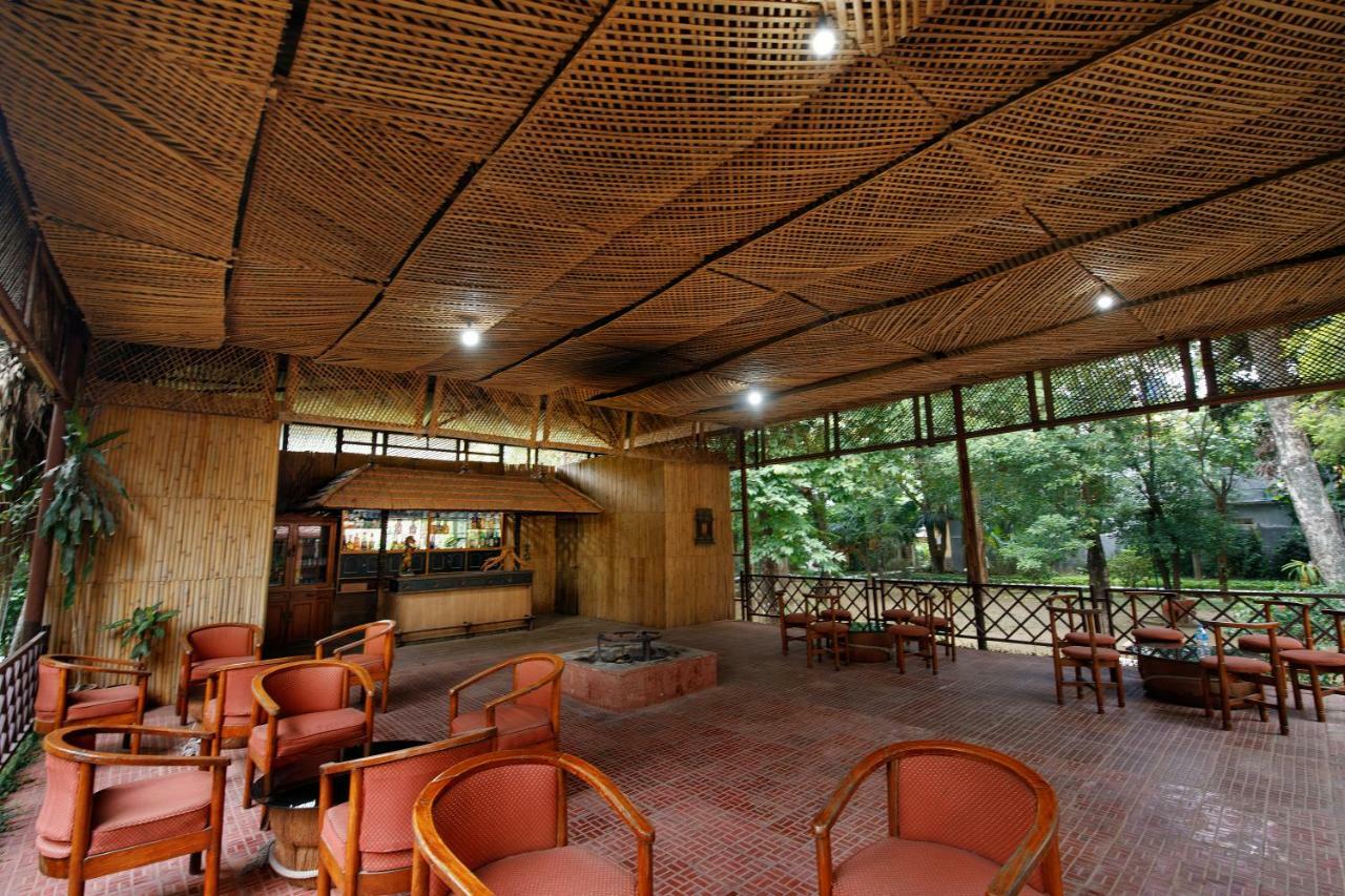 Chitwan Paradise Hotel Саураха Экстерьер фото